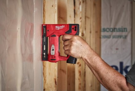 Аккумуляторный степлер Milwaukee M12 BST-202X