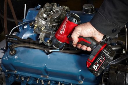 Аккумуляторный фен Milwaukee M18 BHG-0