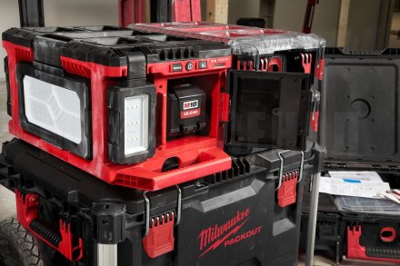 Фонарь - зарядное устройство Milwaukee M18 POALC-0