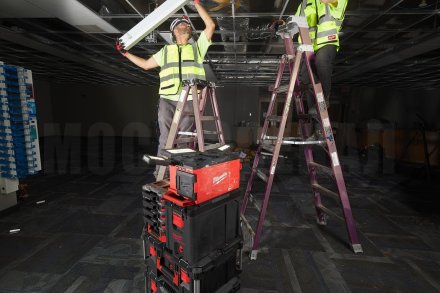 Фонарь - зарядное устройство Milwaukee M18 POALC-0