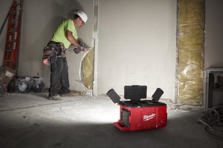 Фонарь - зарядное устройство Milwaukee M18 POALC-0