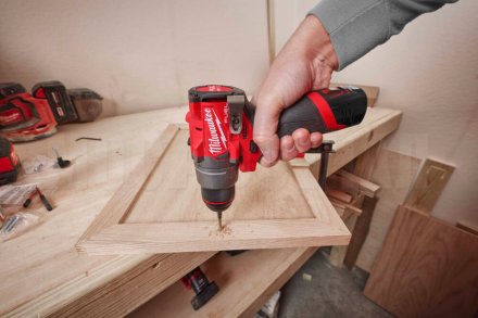 Дрель-шуруповерт Milwaukee M12 FDD2-0