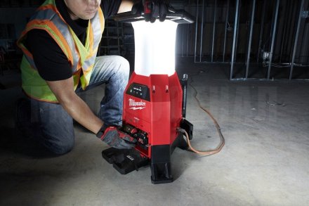 Фонарь светодиодный Milwaukee M18 ONESLDP-0