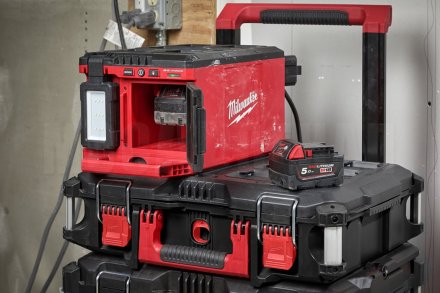 Фонарь - зарядное устройство Milwaukee M18 POALC-0