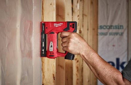Аккумуляторный степлер Milwaukee M12 BST-0