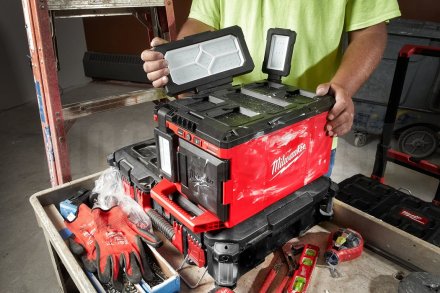 Фонарь - зарядное устройство Milwaukee M18 POALC-0