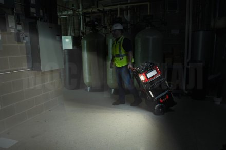 Фонарь - зарядное устройство Milwaukee M18 POALC-0
